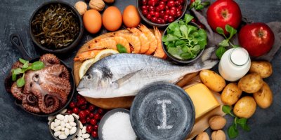 Potraviny, které obsahují jód – ryba, mořské plody, mořské řasy, různé druhy zeleniny, vejce a mléko