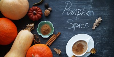 Nápis Pumpkin Spice, okolo dýně a koření