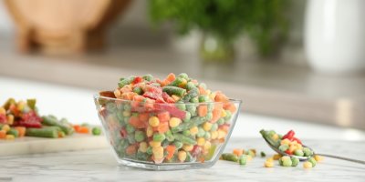 Skleněnná mísa plná mražené zeleniny