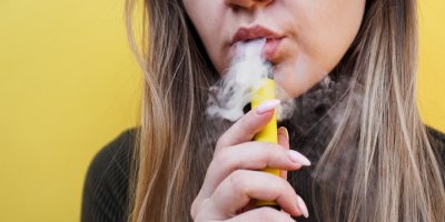 Dívka kouří elektronickou cigaretu