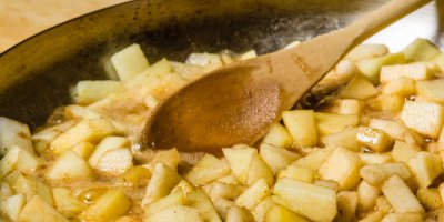 Malé kousky jablek dusící se v pánvi