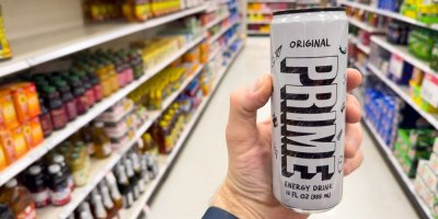 Drink Prime v ruce v obchodě