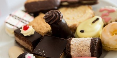 Různé cukroví na talíři