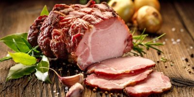 Uzené maso, z něj ukrojené tři plátky