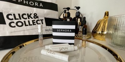 Vzorek parfému na kosmetickém stolku 