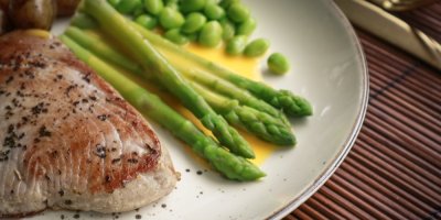 Tuňák s holandskou omáčkou a asparágusem