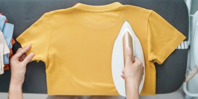 Žehlení žlutého trička žehličkou