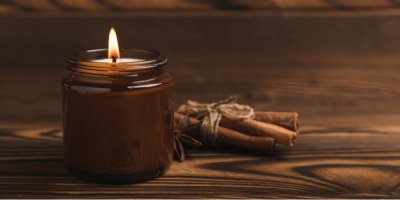 Svíčka položená na dřevě