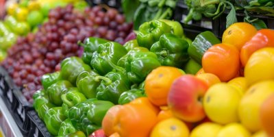 Ovoce a zelenina na hromadě v obchodě