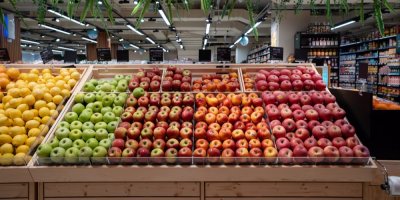 Spousta jablek v obchodě