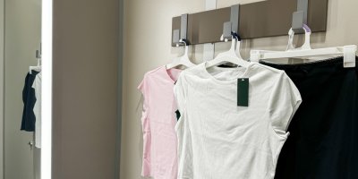 Oblečení v kabince