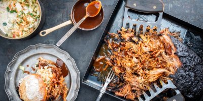 Trhané maso na pekáči a vedle omáčka a salát