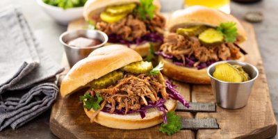 Sendvič s trhaným masem, nakládanými okurkami a cibulí