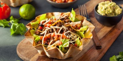 Trhané maso s cibulí, rajčaty a salátem v tortilla bowl