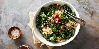 Quinoa s kadeřávkem, rozinkami a oříšky