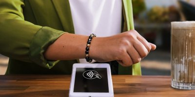 Muž platí platebním náramkem