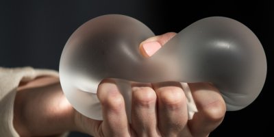 Ruka tiskne implantát