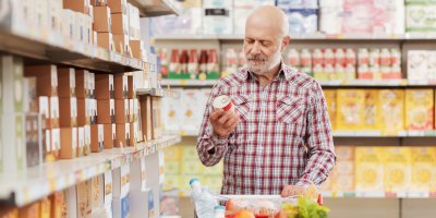 Muž nakupuje potraviny