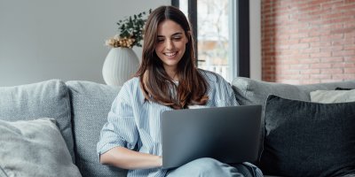 Žena nakupuje online