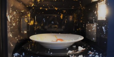 Interiér mikrovlnné trouby, ve které explodovalo vejce