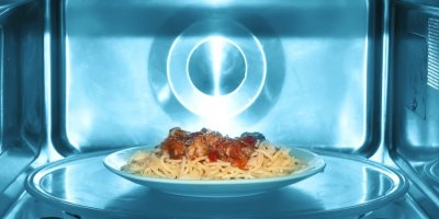 Těstoviny s rajčatovou omáčkou v mikrovlnce