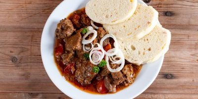 Guláš s knedlíkem