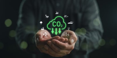 Dlaně na sobě, nad nimi nápis CO2