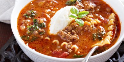 Polévka s těstovinami, masem a rajčaty