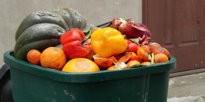 Vyhozená zelenina v kontejneru