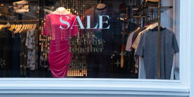 Výloha obchodu s nápisem SALE