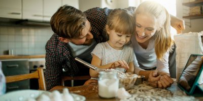 Rodina peče sušenky