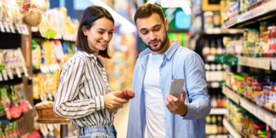 Mladý pár nakupuje