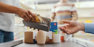 Muž platí v supermarketu bankovkami