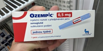 Ruka drží krabičku s Ozempicem