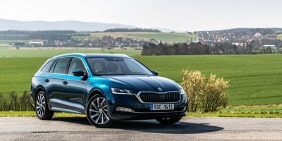 Škoda Octavia na cestě v přírodě