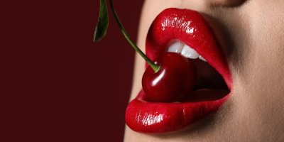 Otevřené rty s třešní