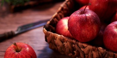 Červená jablka na stole