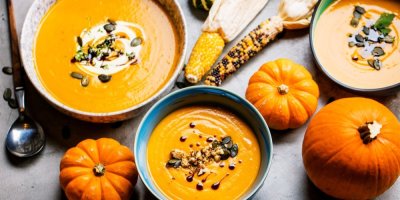 Tři misky s dýňovou polévkou, dýně