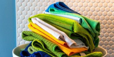 Utěrky z mikrovlákna naskládané na sobě