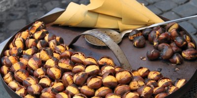 Pečené kaštany, které se prodávají na trhu
