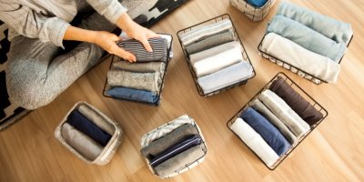 Žena skládá oblečení způsobem KonMari