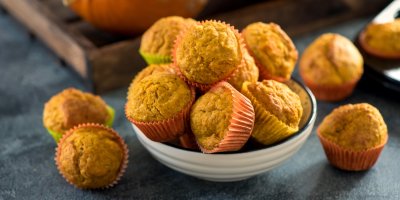 Dýňové muffiny v misce a kolem ní