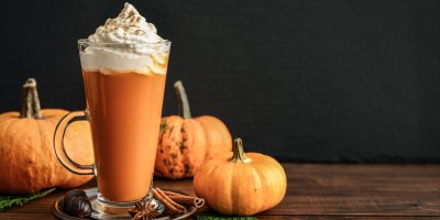 Dýňové latté se šlehačkou posypanou skořicí, dýně