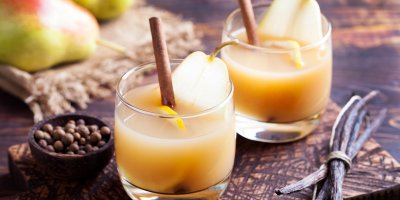 Horký nápoj z hrušky a skořice ve dvou sklenicích