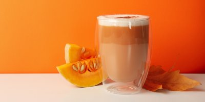 Dýňové latté, kousky dýně, listy