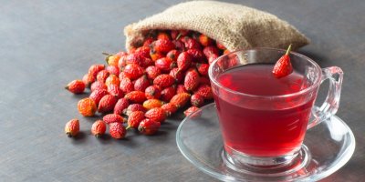 Sušený šípek a čaj