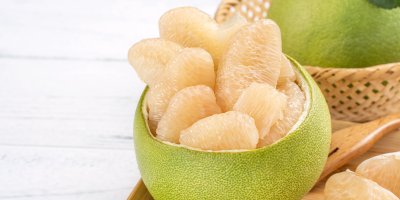 Oloupané měsíčky pomela ve vydlabané slupce od pomela, která slouží jako miska