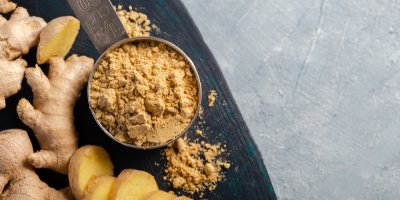 Kousky čerstvého zázvoru a dóza s mletým zázvorem