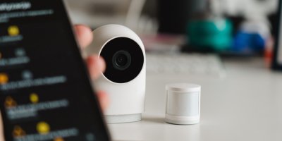 Domácí kamera, v popředí mobilní telefon