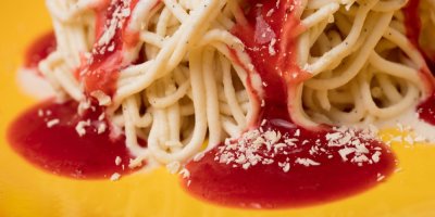 Špagety s červenou omáčkou